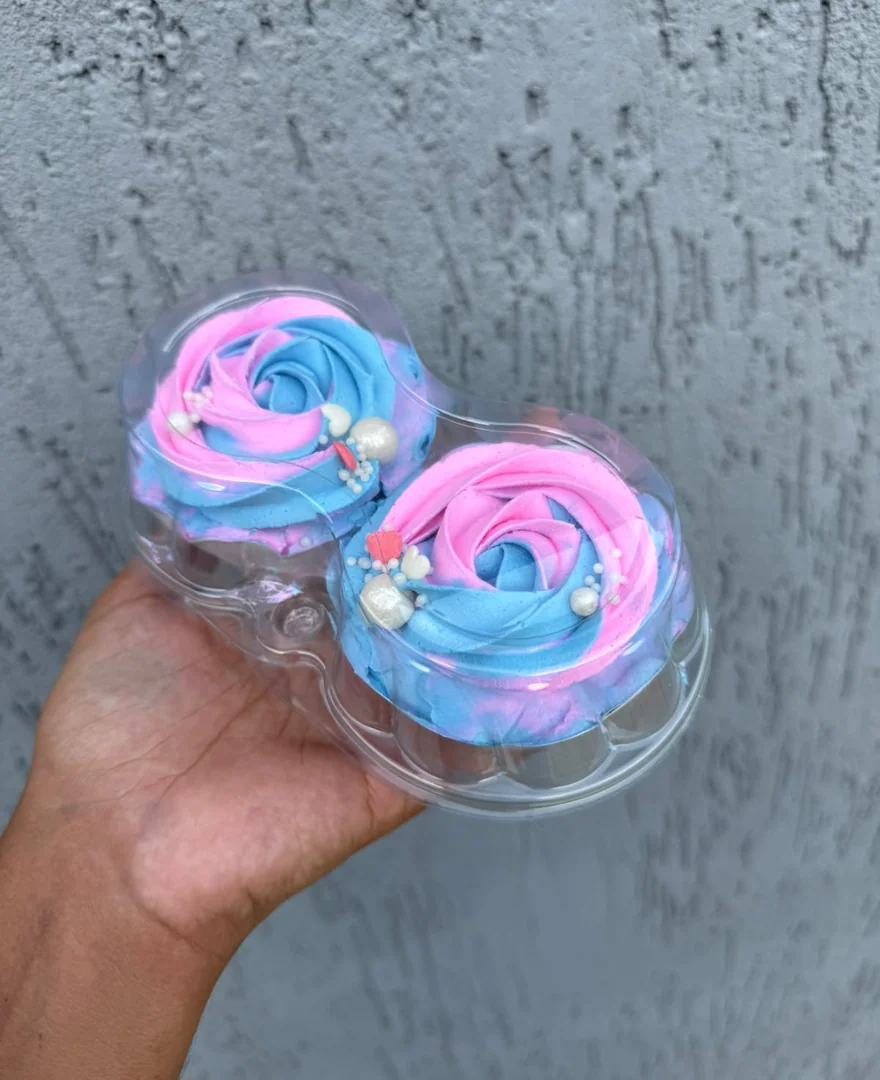 Cupcakes de chocolate e baunilha com topos personalizados