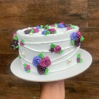 Bolo branco com rosinhas de chantininho em tons de roxo e rosa
