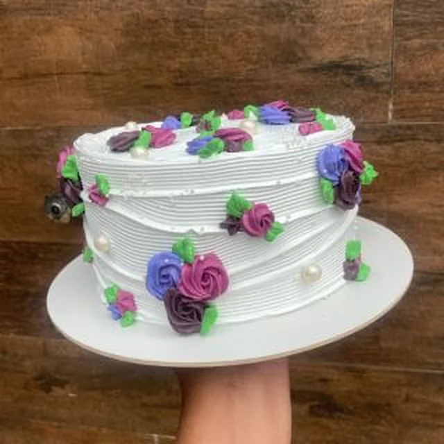 Bolo branco com rosinhas de chantininho em tons de roxo e rosa