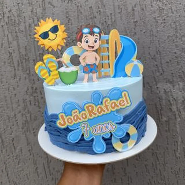Bolo azul com topo de papel simples no tema piscina