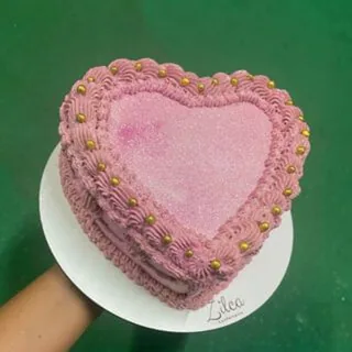 Bolo em formato de coração rosa com glitter comestível
